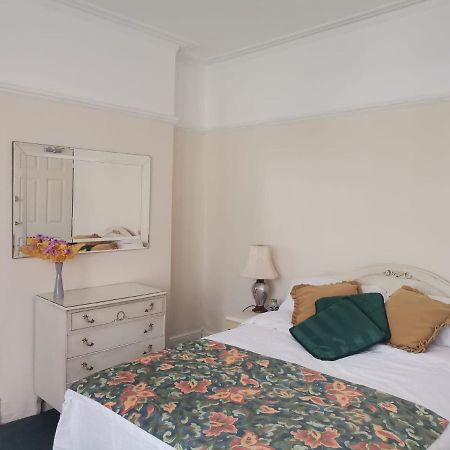 Double Room Available- London Seven Kings Seven Kings Train Station Ίλφορντ Εξωτερικό φωτογραφία