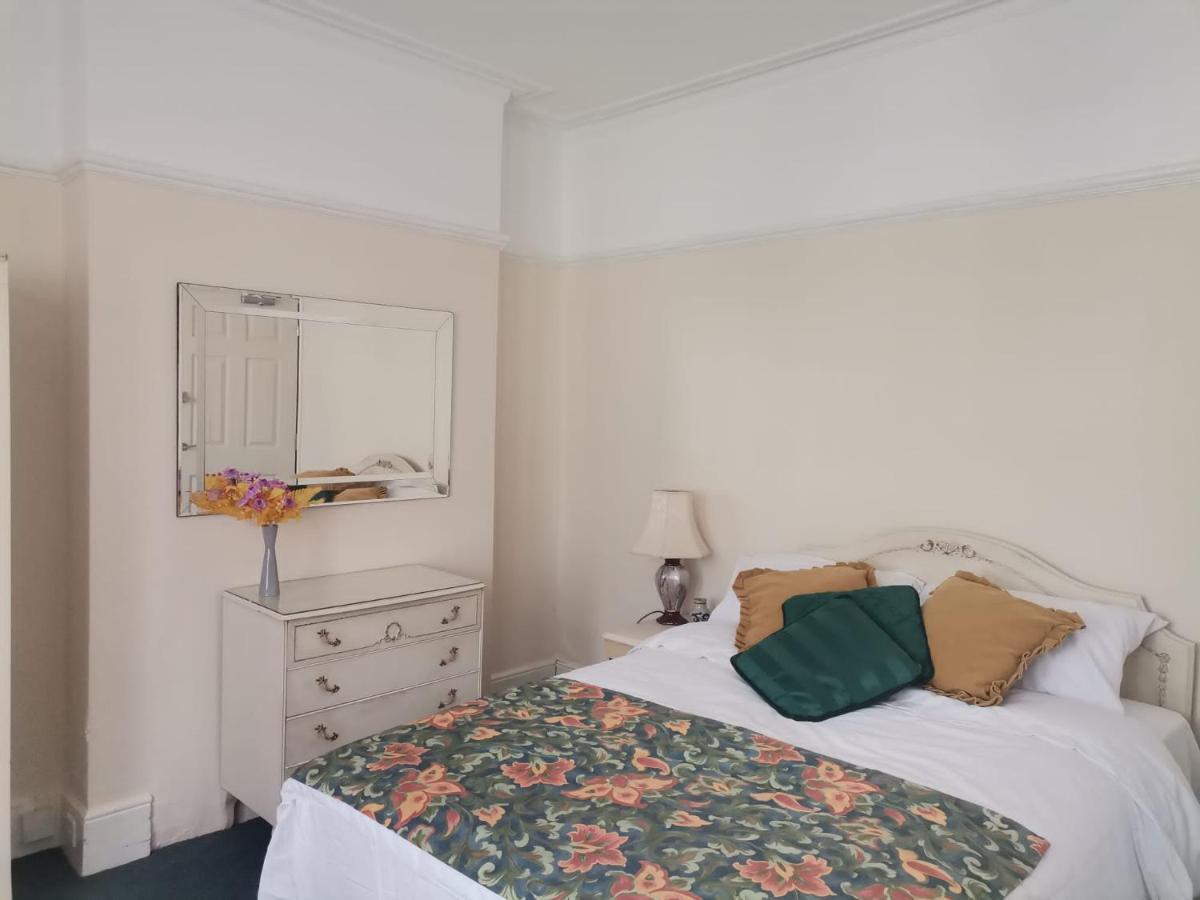 Double Room Available- London Seven Kings Seven Kings Train Station Ίλφορντ Εξωτερικό φωτογραφία