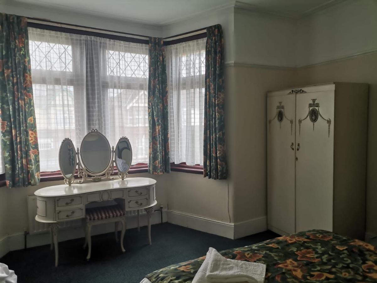Double Room Available- London Seven Kings Seven Kings Train Station Ίλφορντ Εξωτερικό φωτογραφία