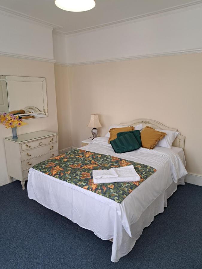 Double Room Available- London Seven Kings Seven Kings Train Station Ίλφορντ Εξωτερικό φωτογραφία