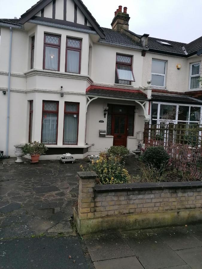 Double Room Available- London Seven Kings Seven Kings Train Station Ίλφορντ Εξωτερικό φωτογραφία
