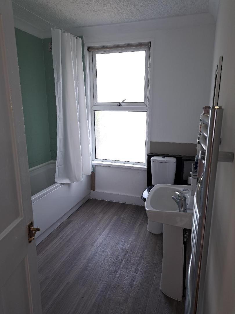 Double Room Available- London Seven Kings Seven Kings Train Station Ίλφορντ Εξωτερικό φωτογραφία
